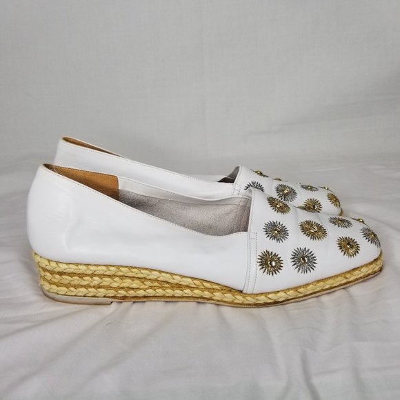 Stuart Weitzman White embroidered/ Rhinestone shoe - Picture 4 of 15
